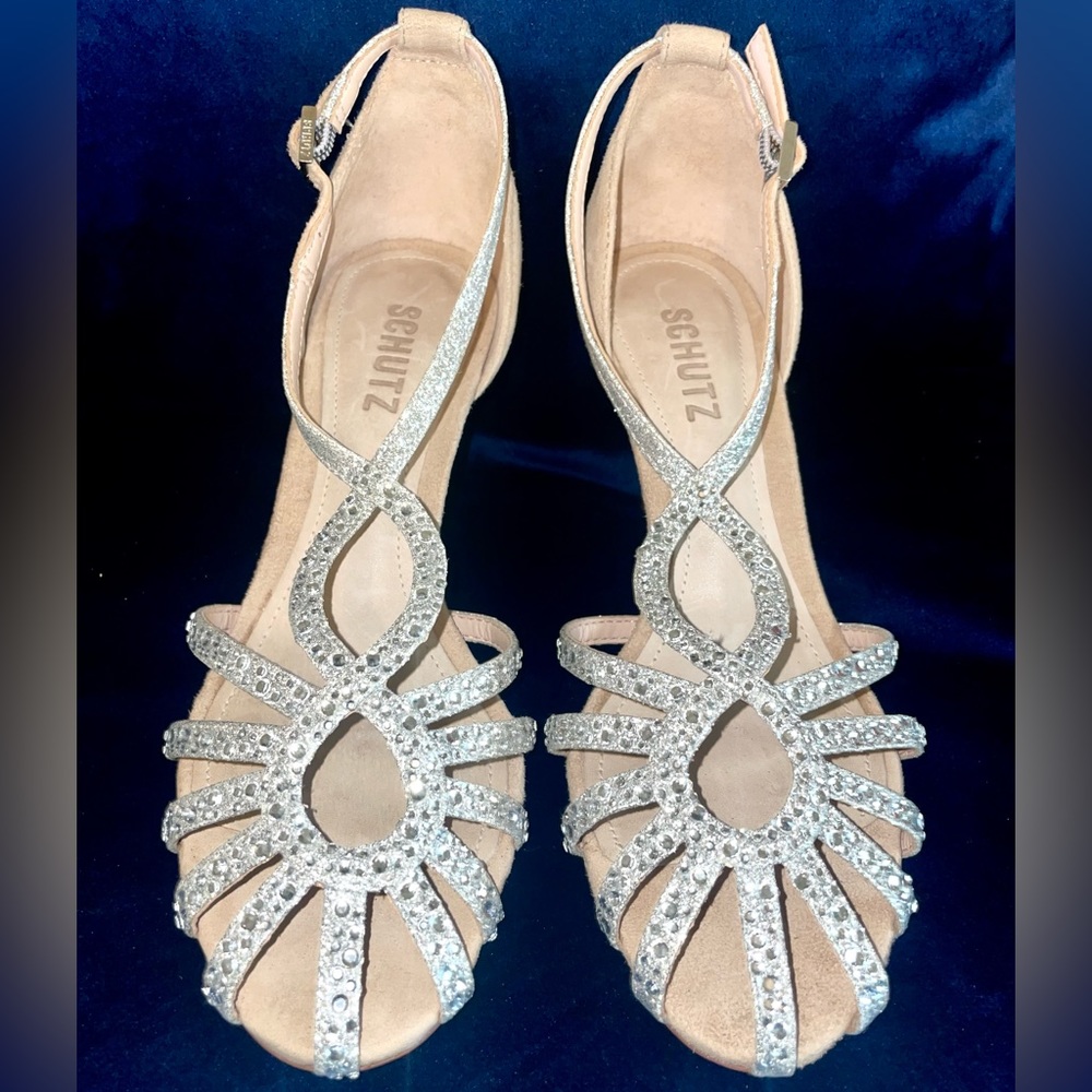 Schutz Size 7.5 Glitter Beige Suede Closed Toe Sandal NWOB FLaw Stain in Heel